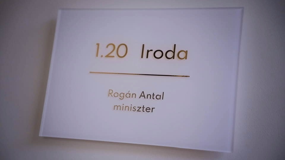Rogán Antal névtáblája a miniszteri kabinetirodában