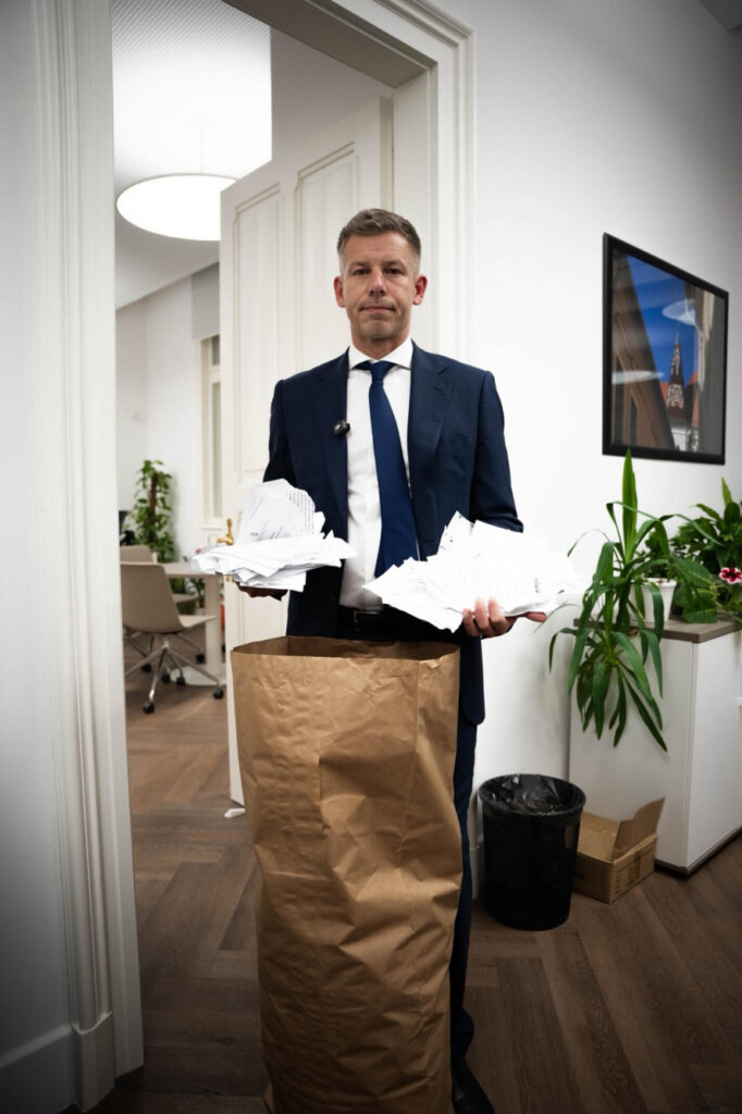 Magyar Péter épületbejáráson