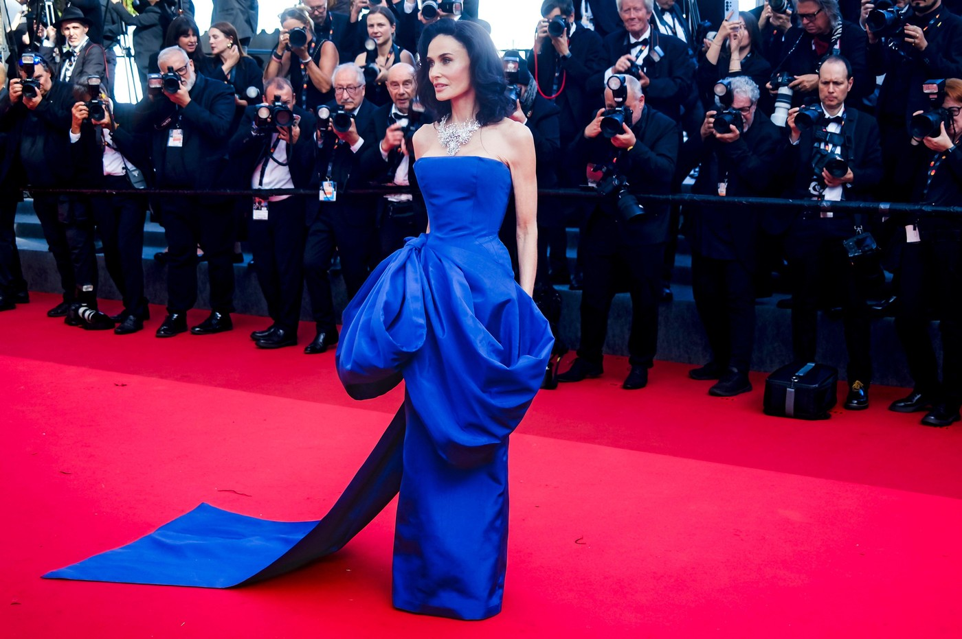 Demi Moore drámai kékben Cannes-ban.
