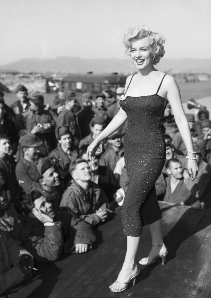 Marilyn Monroe amerikai katonákkal