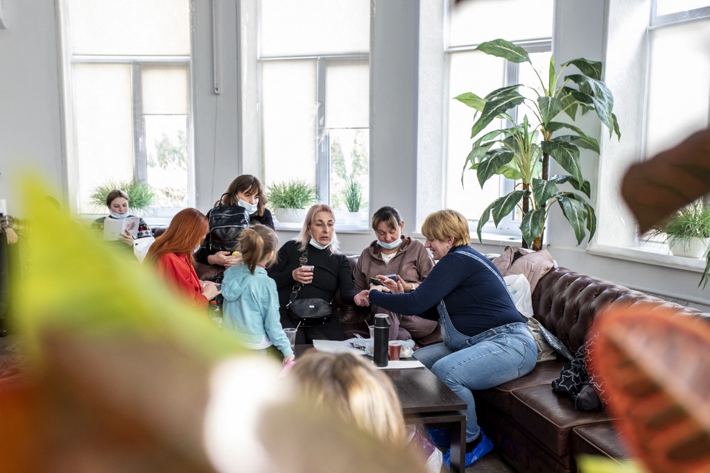 béranyaság programban várakozók egy kórteremben
