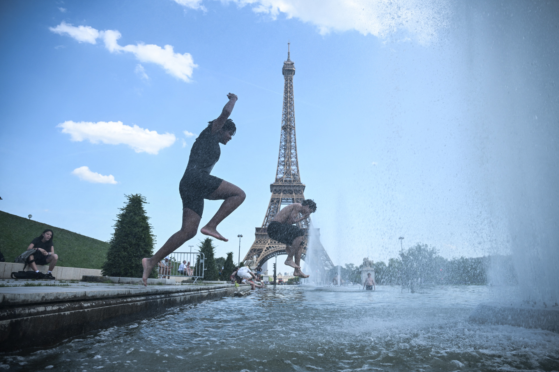 Szökőkútba ugrálók az Eiffel-toronynál