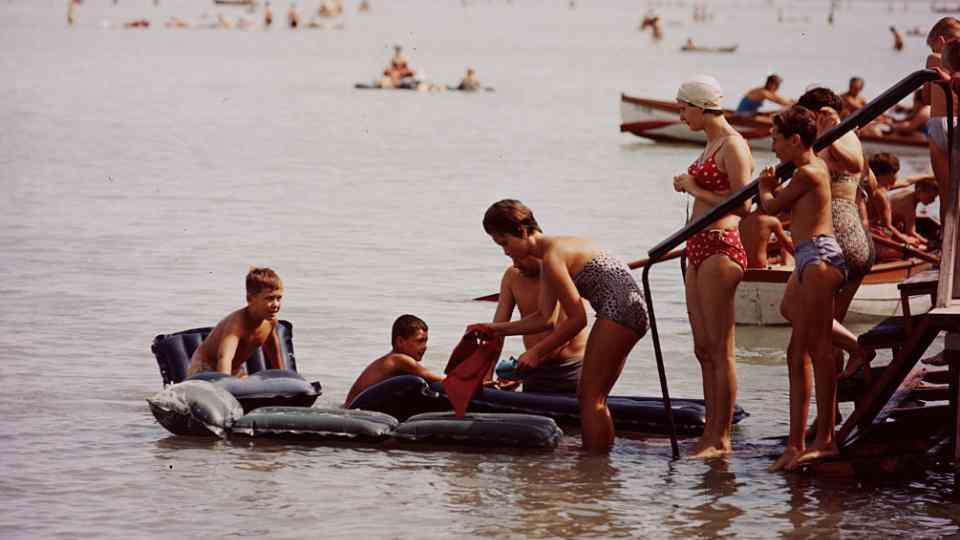 Balatonban fürdőző gyerekek