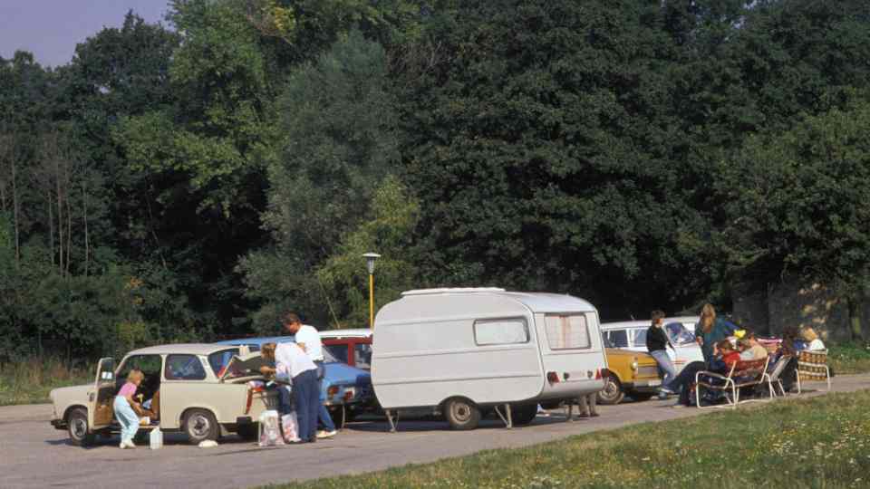 autók parkolnak