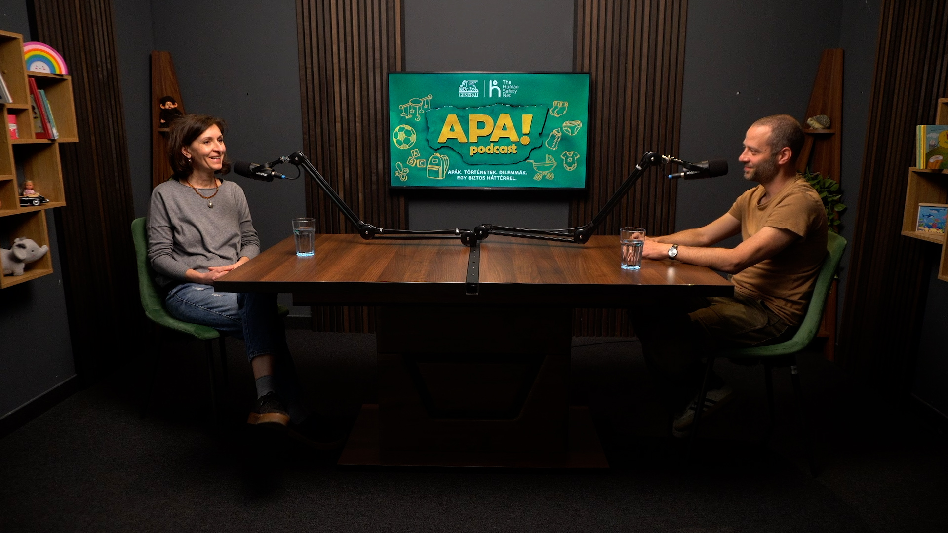 Hegedűs Réka és Bogár Péter az Apa podcast stúdiójában