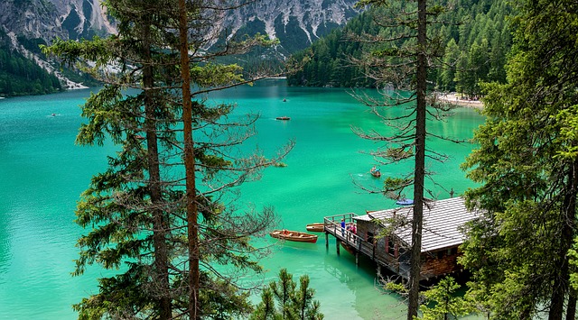 Braies tó türkizkék vízzel