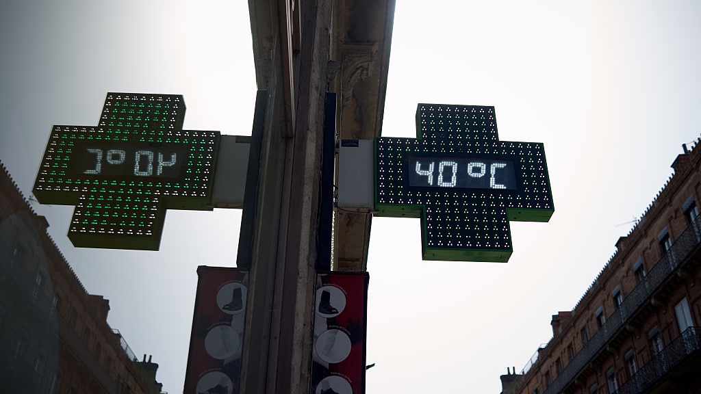 Digitális hőmérő patika kirakatán