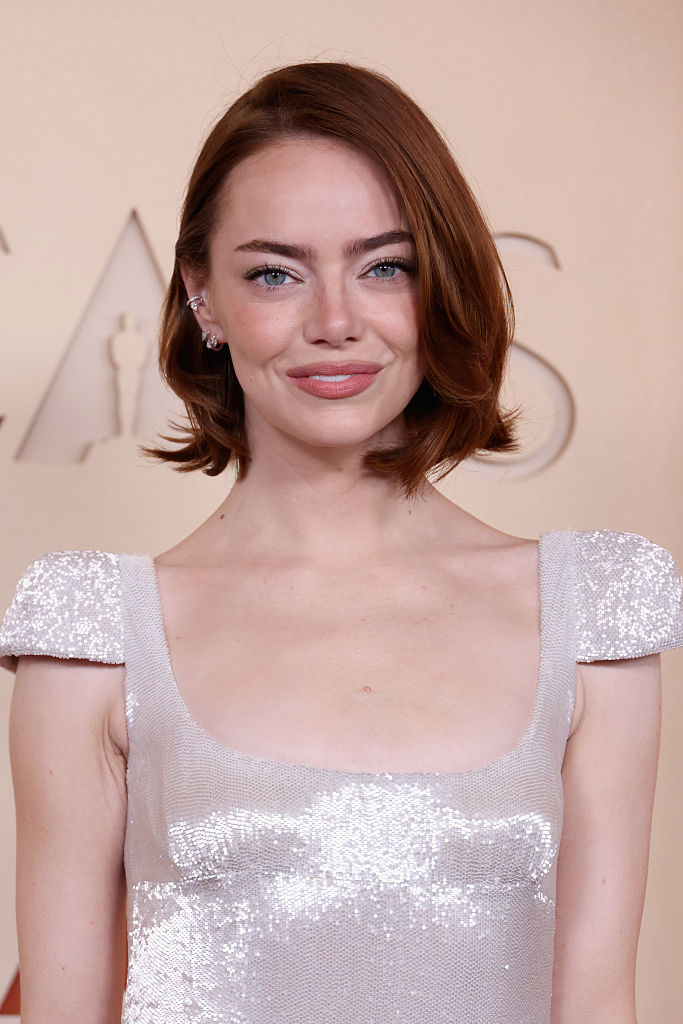 Emma Stone sziénabarna hajjal