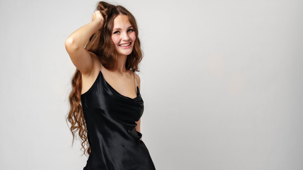 Nő fekete slip dressben
