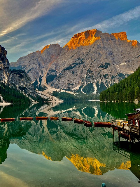 Braies tó a hegyek tükörképével