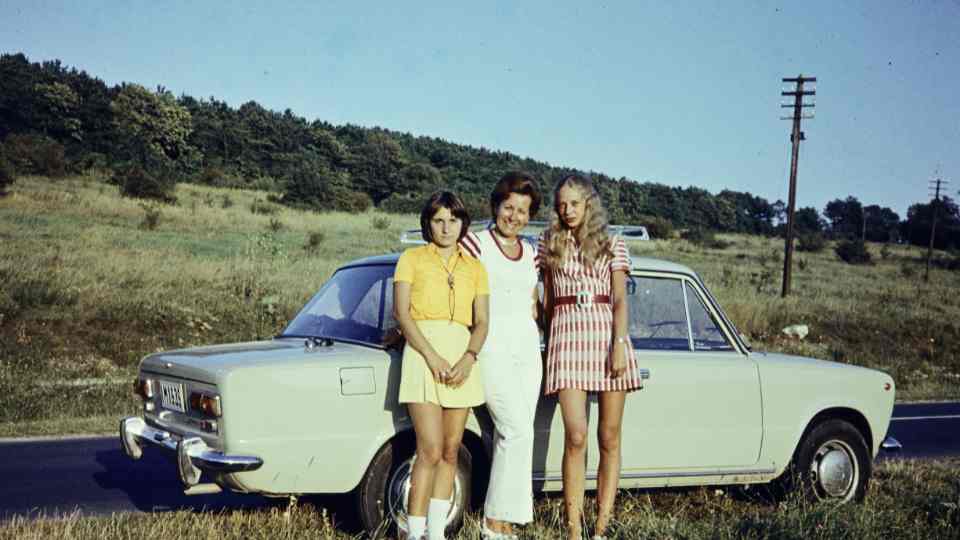 Lada előtt pózoló család