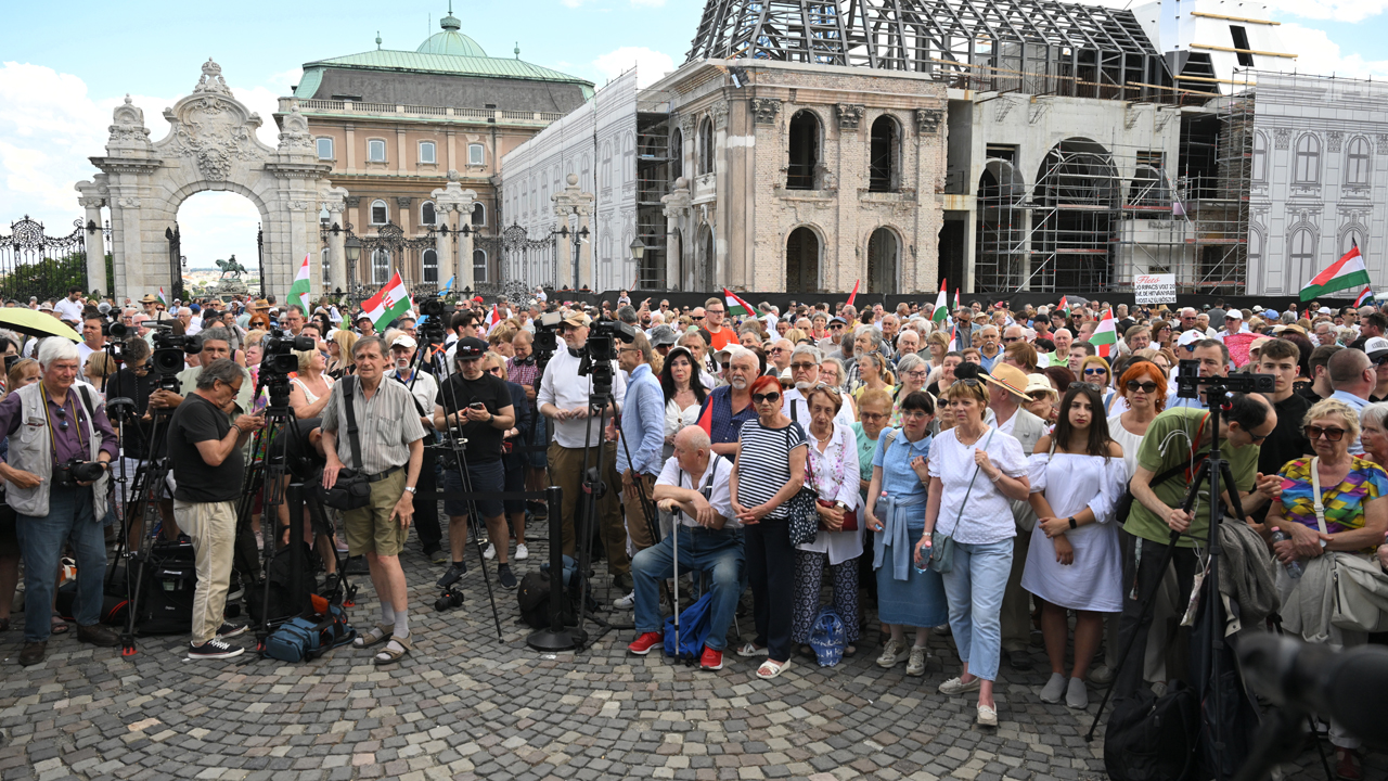 Szimpátiatüntetés a lemondásra felszólított közjogi méltóságok és állami intézményvezetők mellett
