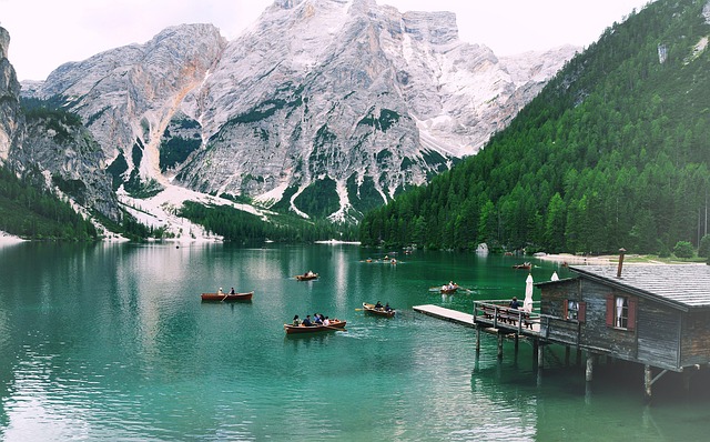 Braies tó csónakokkal