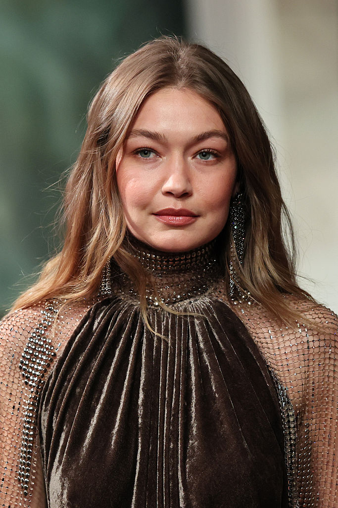 Gigi Hadid velúrbarna hajjal