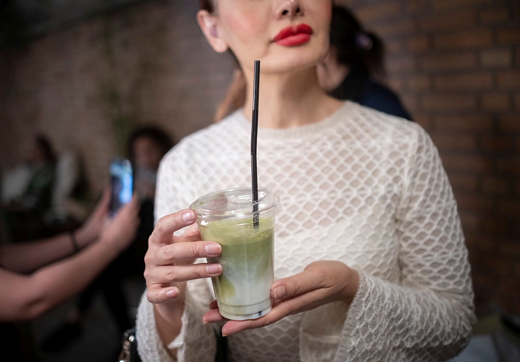 Matcha latte egy nő kezében.