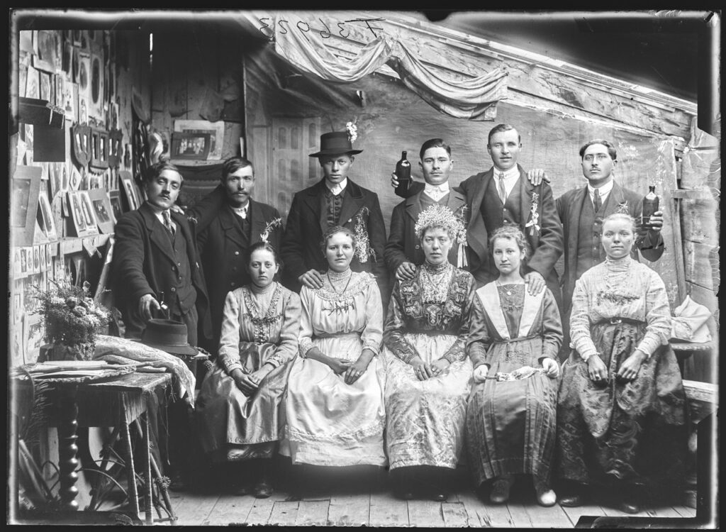 Lakodalmas csoportkép, középen a menyasszony, mögötte a vőlegény (Szolnok, 1910-es évek, Papszt Piroska felvétele)