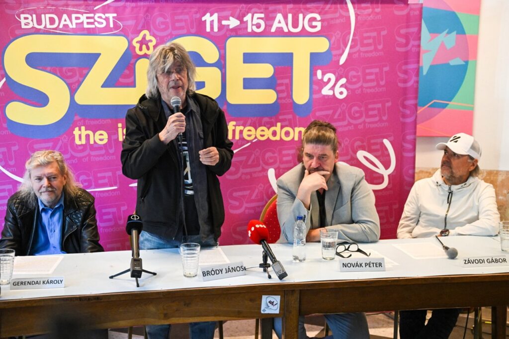 Bródy János a 32. Sziget Fesztivál mínusz egyedik napjának programjáról tartott sajtótájékoztatón, mellette Gerendai Károly, Novák Péter és Závodi Gábor.