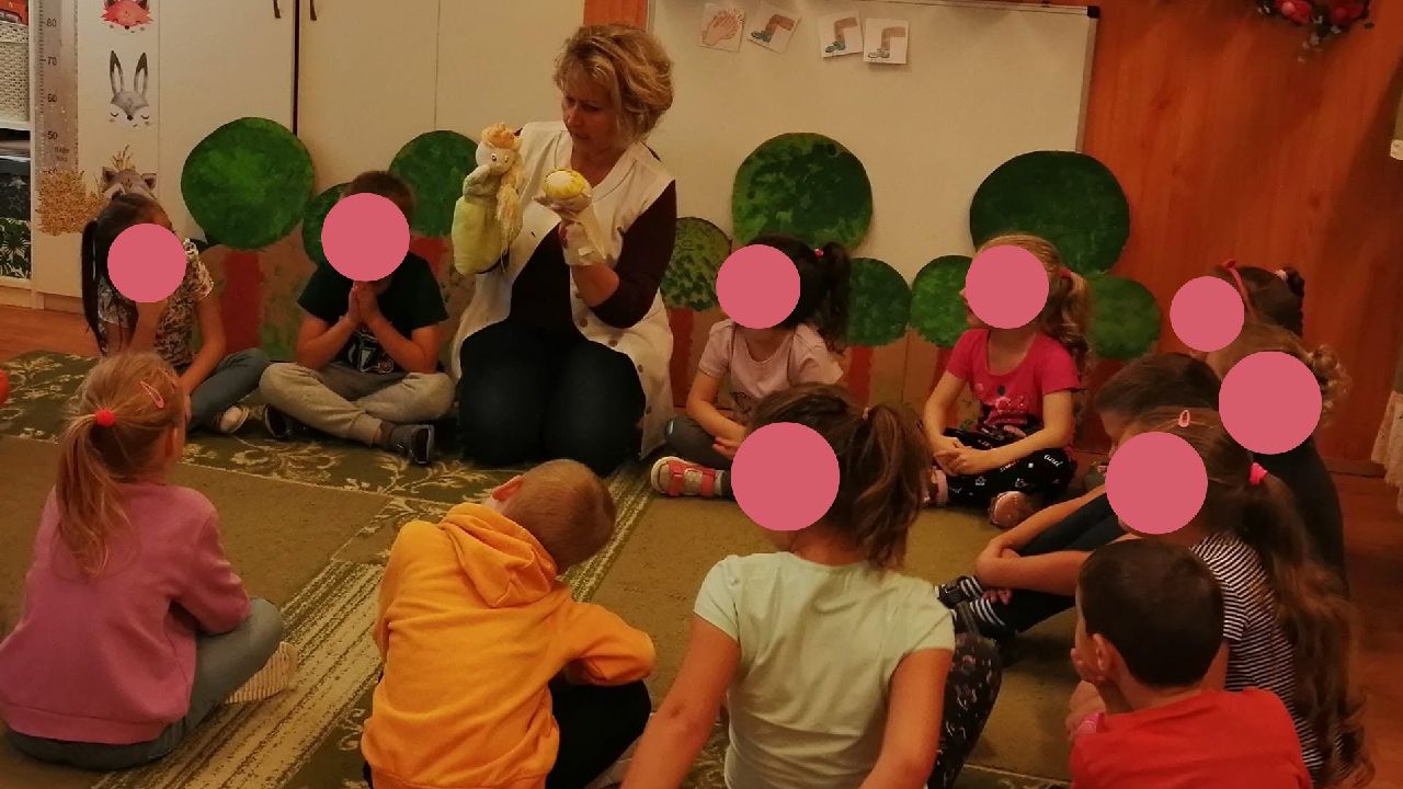 Darai Ildikó meséli A só című mesét a gyerekeknek