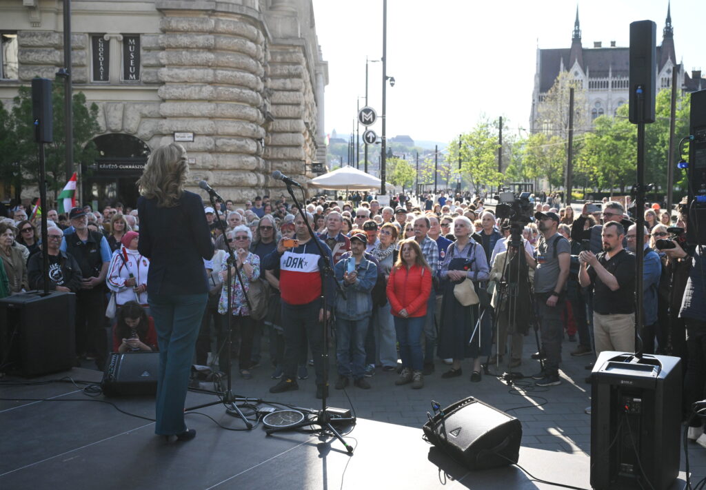 Ferencz Orsolya űrkutatásért felelős miniszteri biztos beszédet mond a Pesti Srácok és a Nemzeti Maximumért Alapítvány Magyar Úton Gyűlés elnevezésű rendezvényén a budapesti Vértanúk terén 2026. április 17-én.