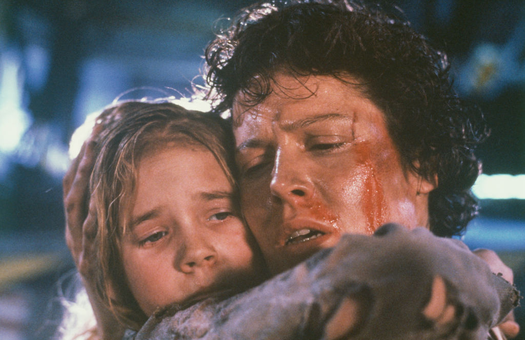 Sigourney Weaver és Carrie Henn a filmben.