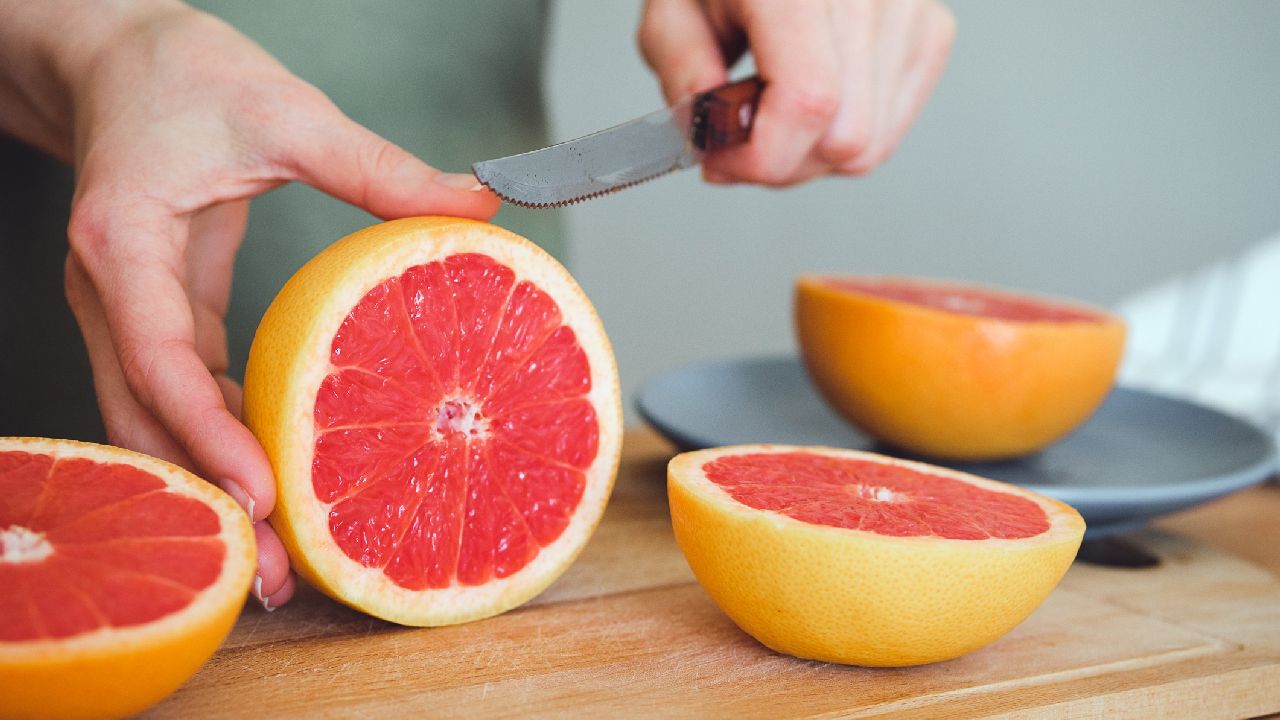 Grapefruit kettévágva