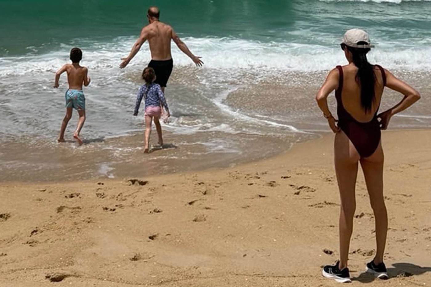 Archie herceg, Lilibet hercegnő, Harry herceg és Meghan Markle a strandon