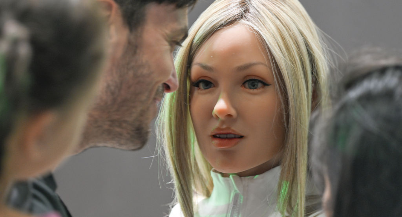 Egy humanoid robot egy férfivel beszélget.