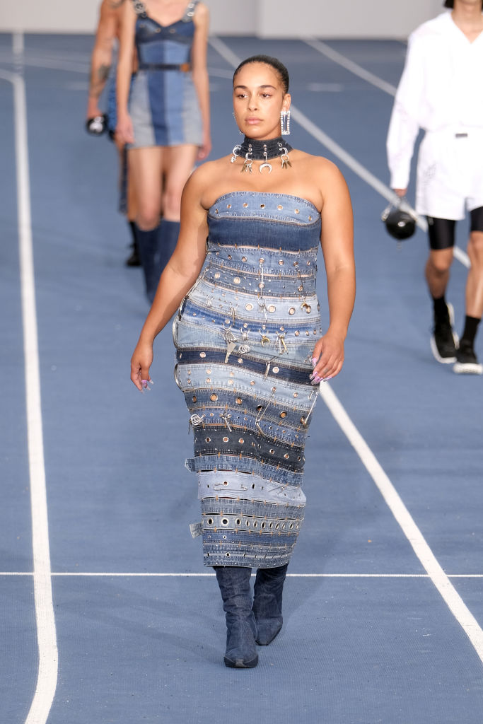 Jorja Smith a Marine Serre 2023-as tavaszi-nyiri kollekciójának bemutatóján a kifutón