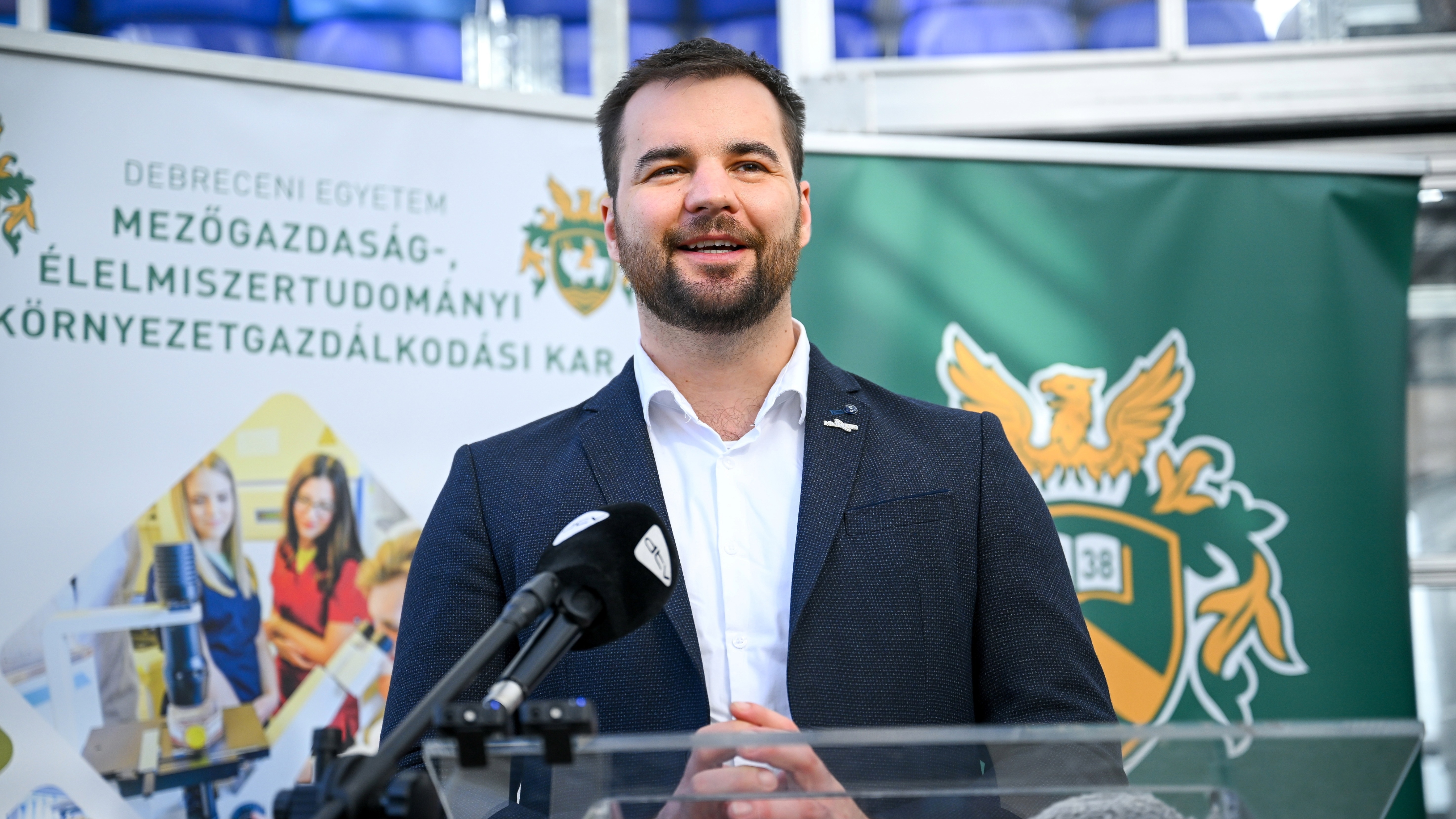 Kapu Tibor kutatóűrhajós az első magyar űrnövénykísérlet, a Vitapric-program mintáinak visszatérése alkalmából tartott ismertetőn az Debreceni Egyetem Mezőgazdaság-, Élelmiszertudományi és Környezetgazdálkodási Karának Alkalmazott Növénybiológiai Intézetében 2026. március 16-án.