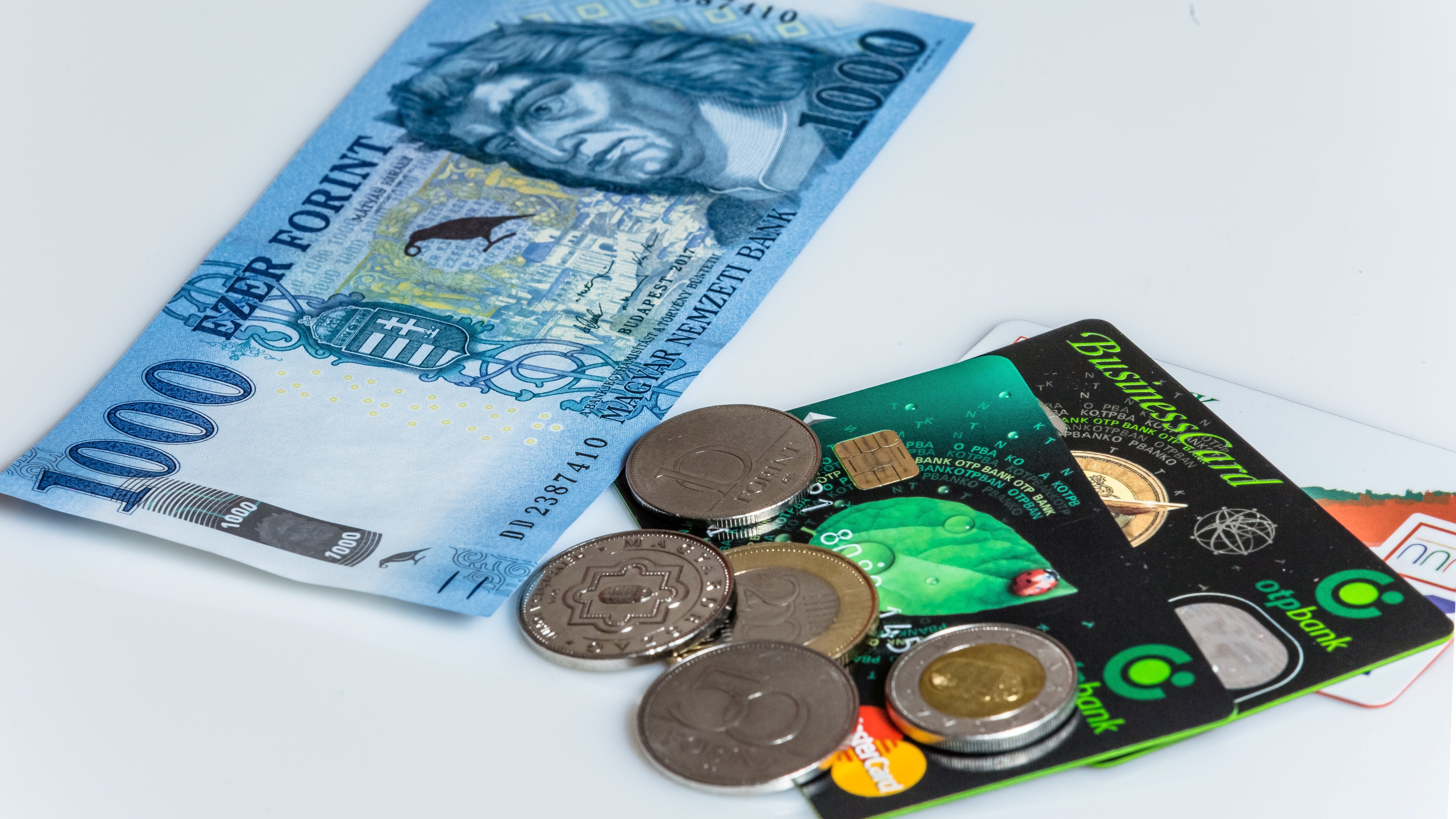 Magyar forint és bankkártyák az asztalon