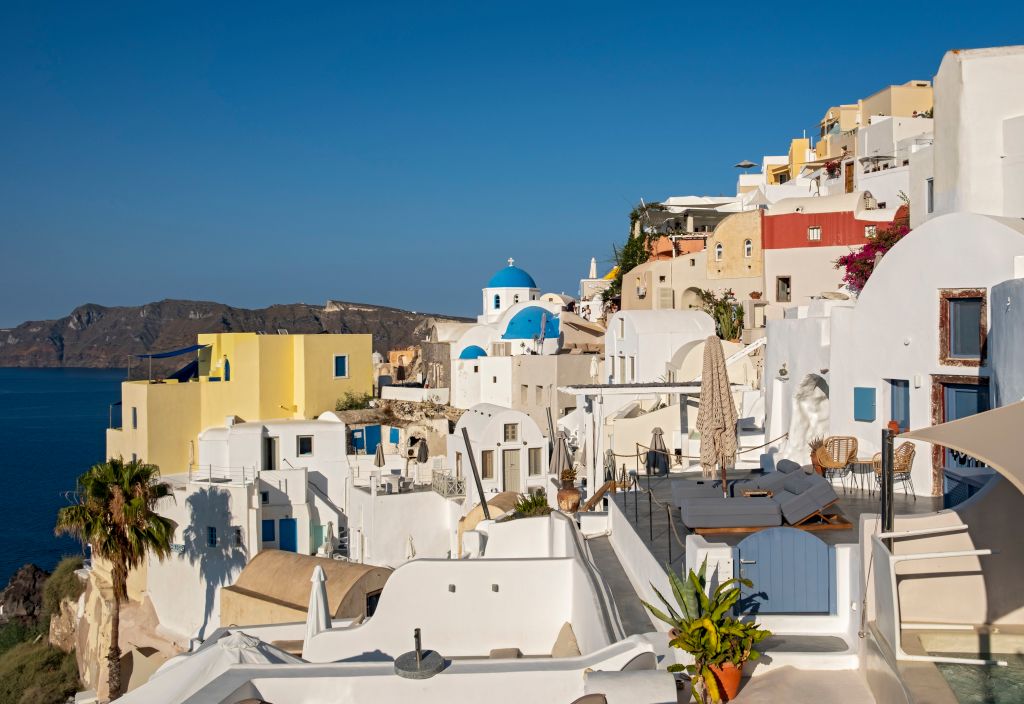 Santorini meszelt falú házai