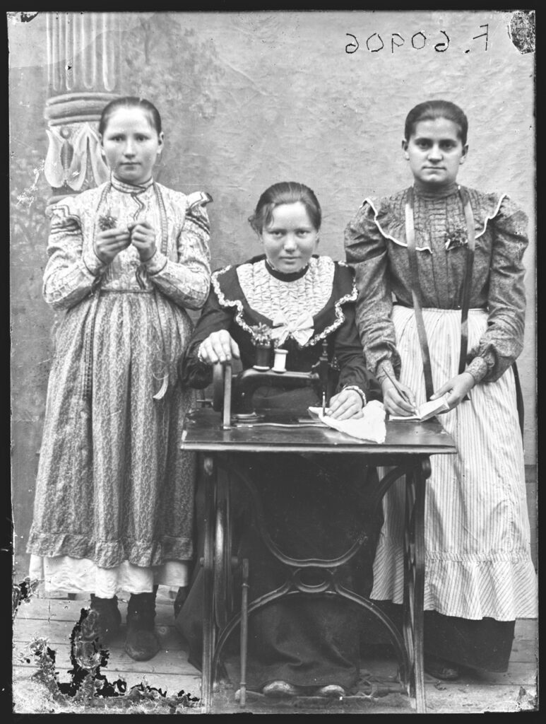 Három lány, varrónők (Sarkad, 1910-es évek, Maár Róza felvétele)