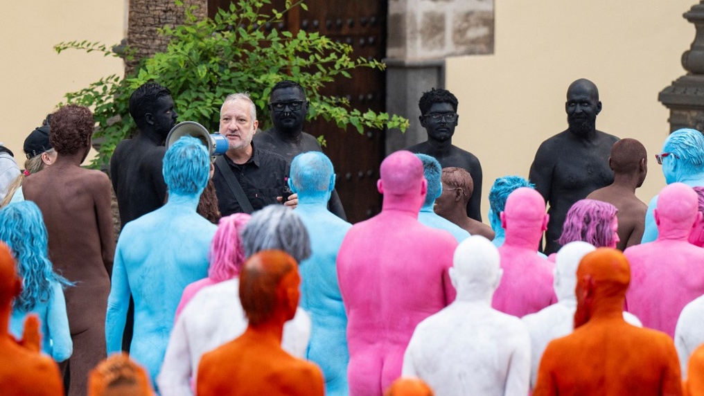 Spencer Tunick installációja színesre festett emberekkel