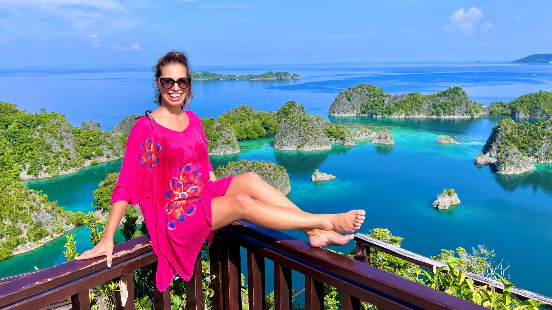 nő pózol Raja Ampat előtt