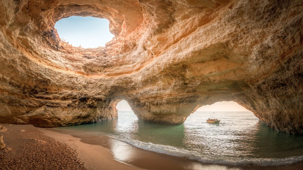 Algar de Benagil kupolaszerű mészkőbarlangja Portugáliában