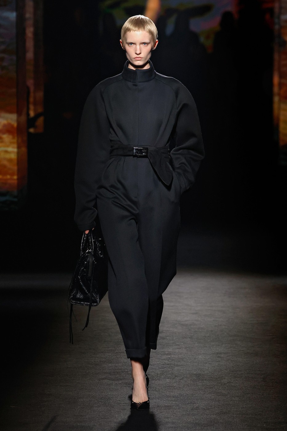 Balenciaga 26/27 AW kollekció egyik modellje a kifutón