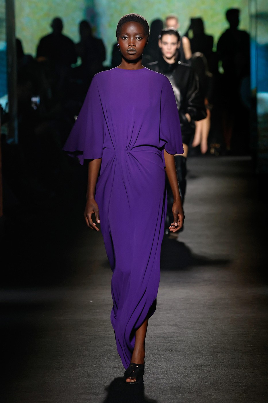 Balenciaga 26/27 AW kollekció egyik modellje a kifutón