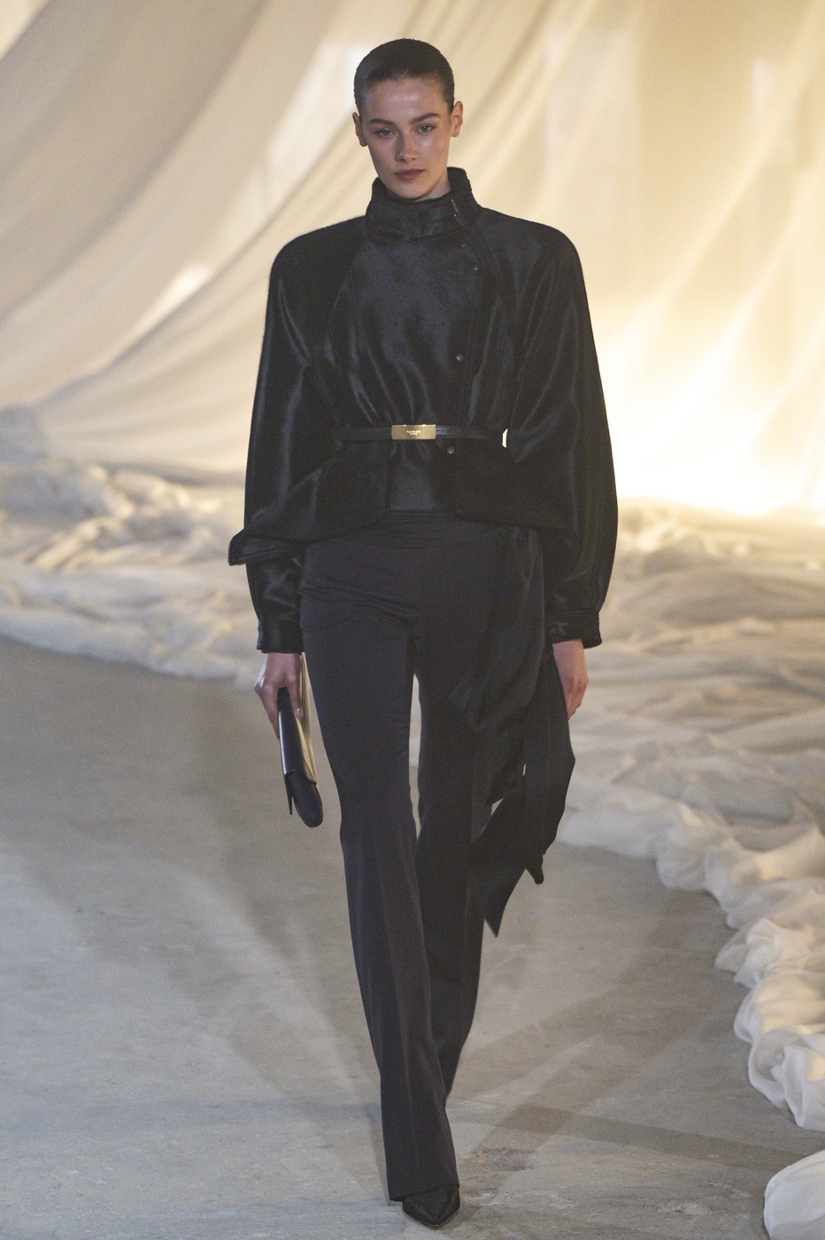 Balmain 26/27 AW kollekció egyik modellje a kifutón