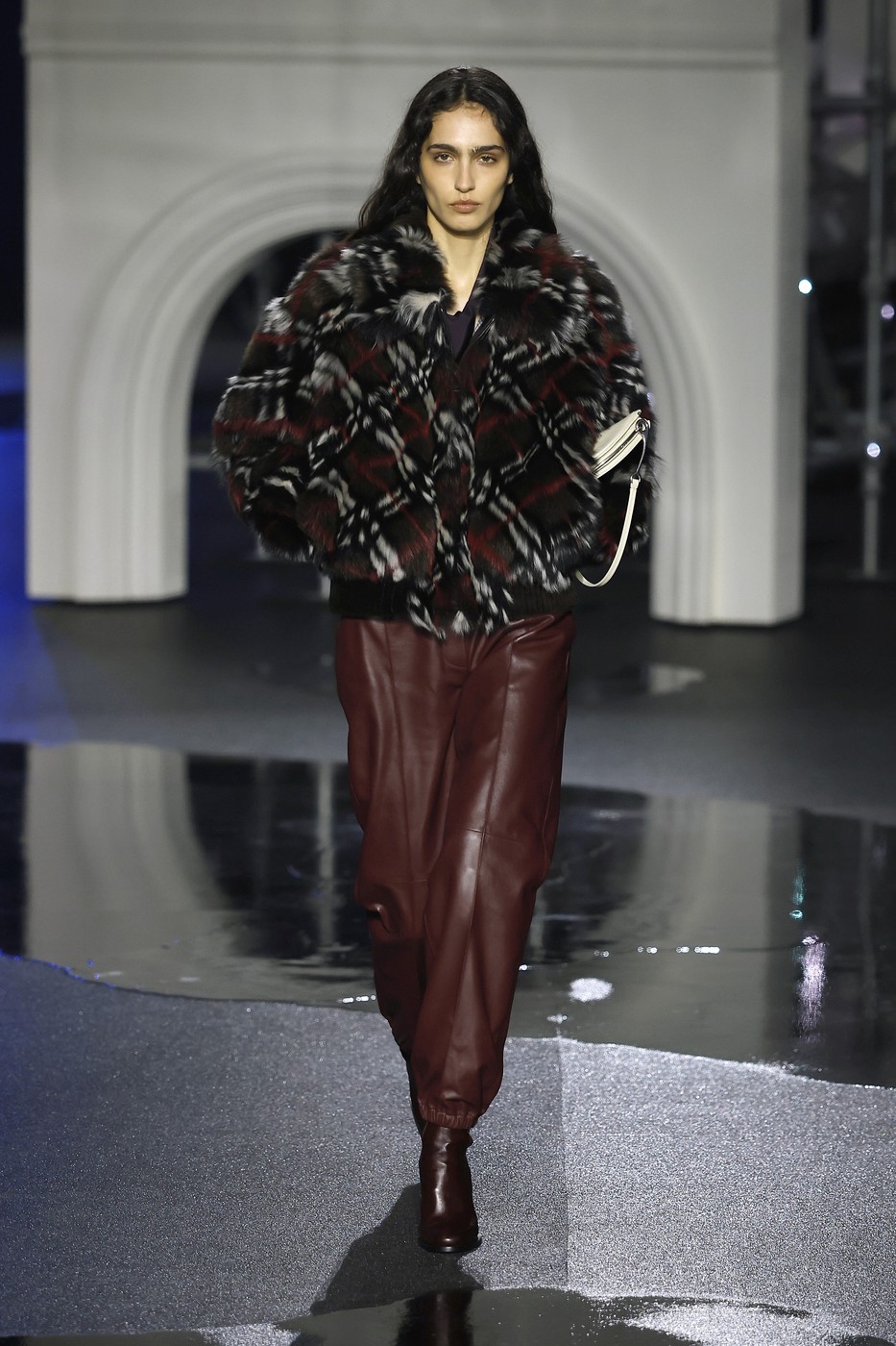 Burberry 26/27 AW kollekció egyik modellje a kifutón