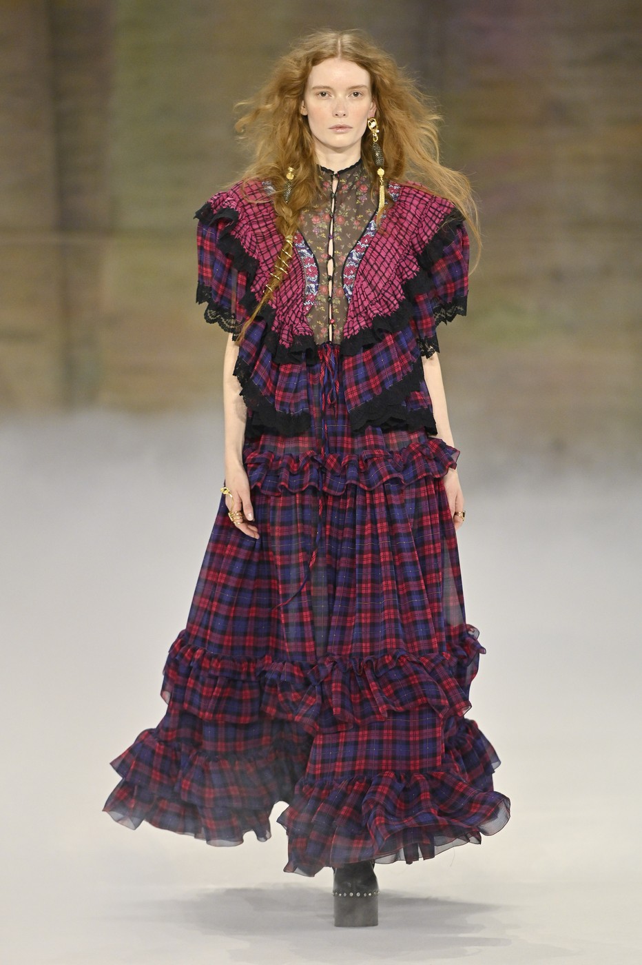 Chloé 26/27 AW kollekció egyik modellje a kifutón