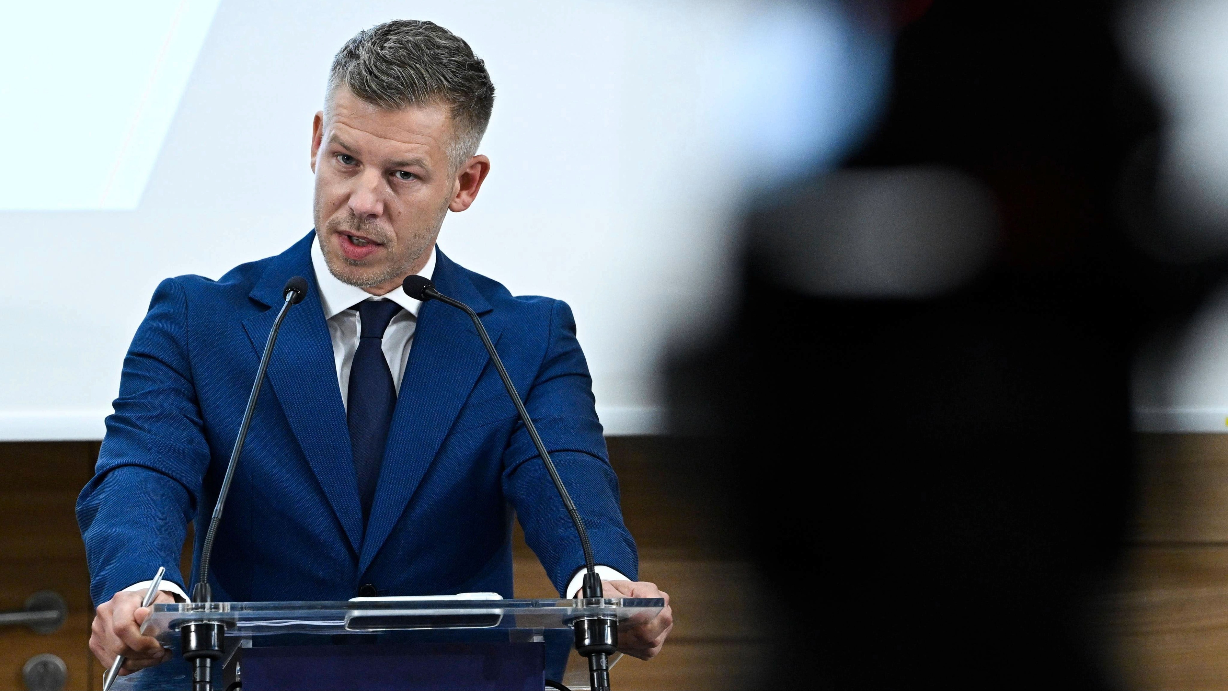 Magyar Péter Pakson