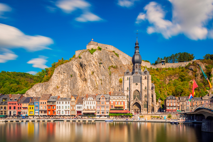 Dinant, Belgium – sziklák között, a Meuse partján