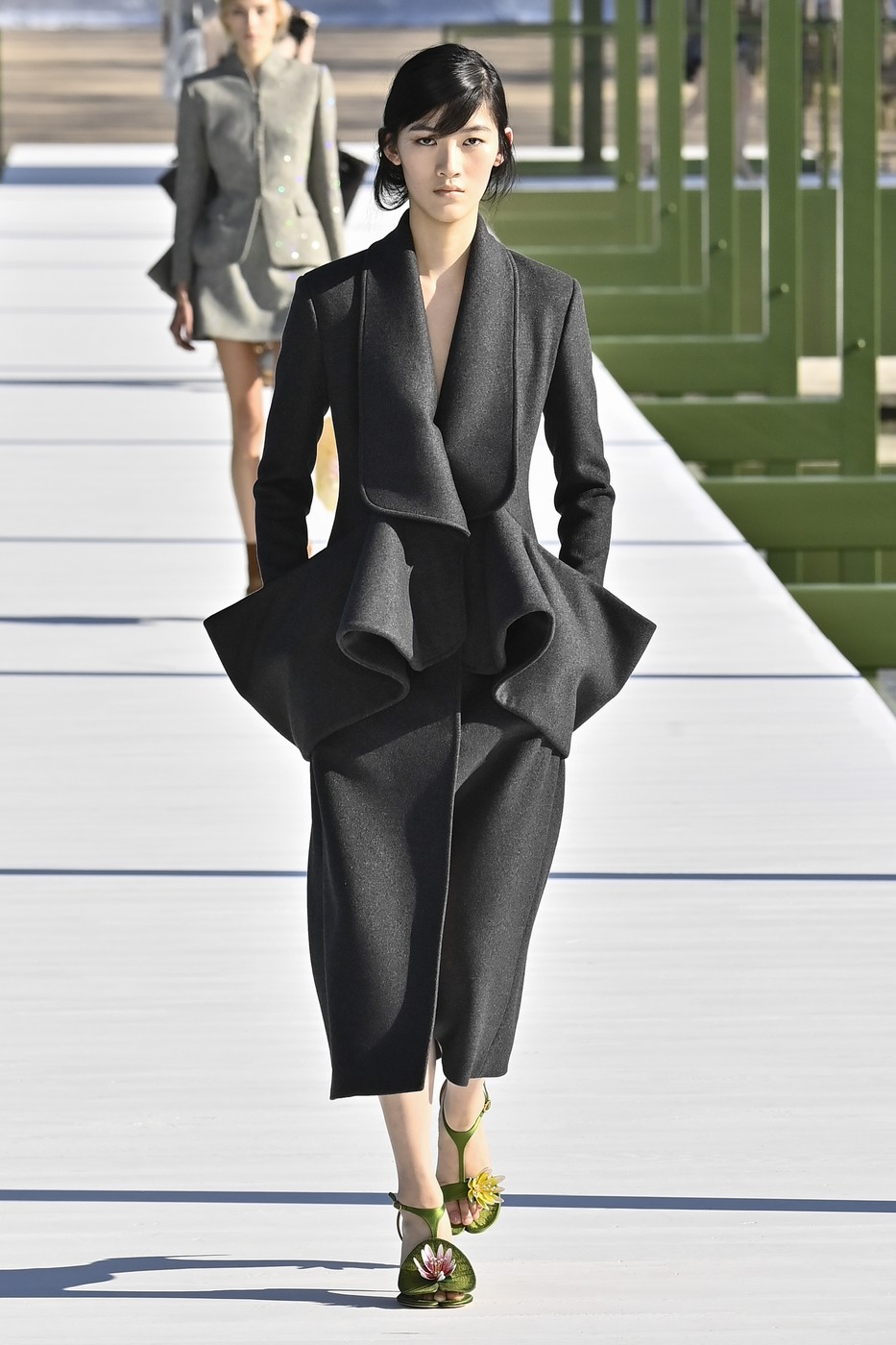 Dior 26/27 AW kollekció egyik modellje a kifutón