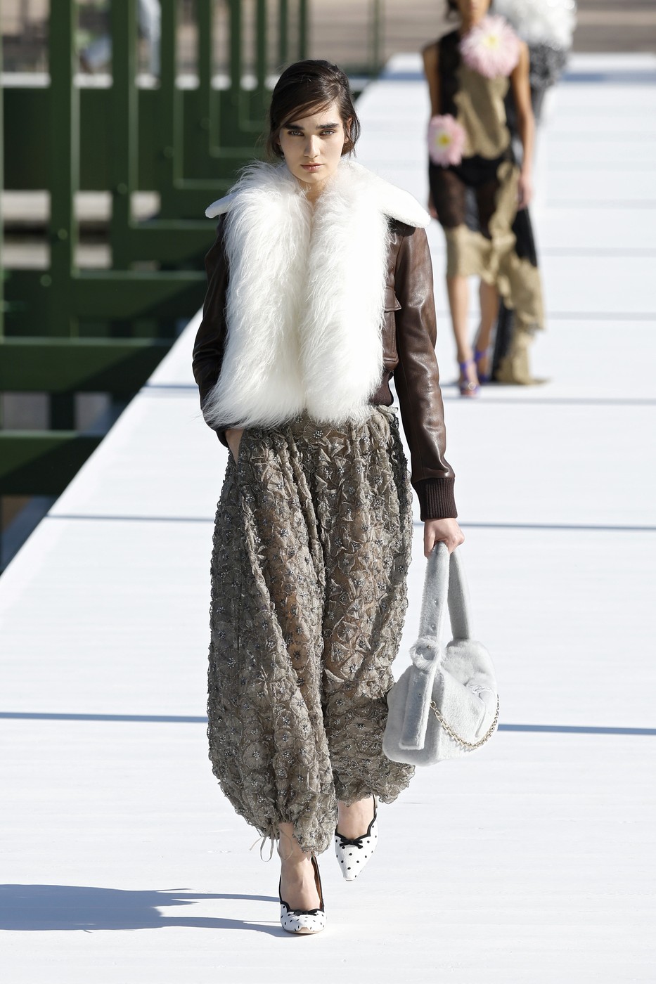 Dior 26/27 AW kollekció egyik modellje a kifutón
