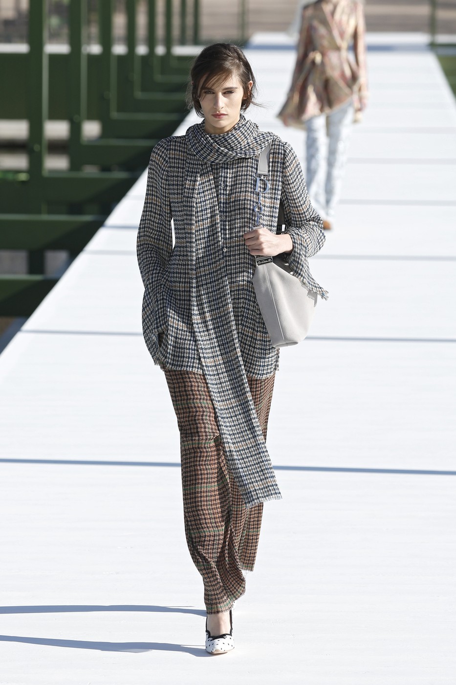 Dior 26/27 AW kollekció egyik modellje a kifutón