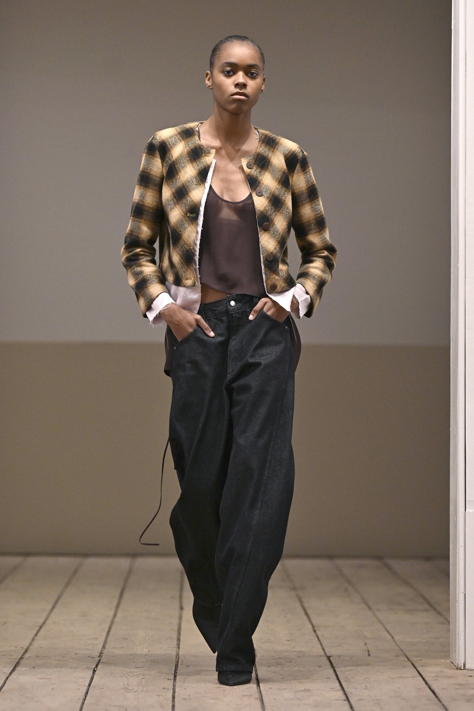 Eckhaus Latta 26/27 AW kollekció egyik modellje a kifutón
