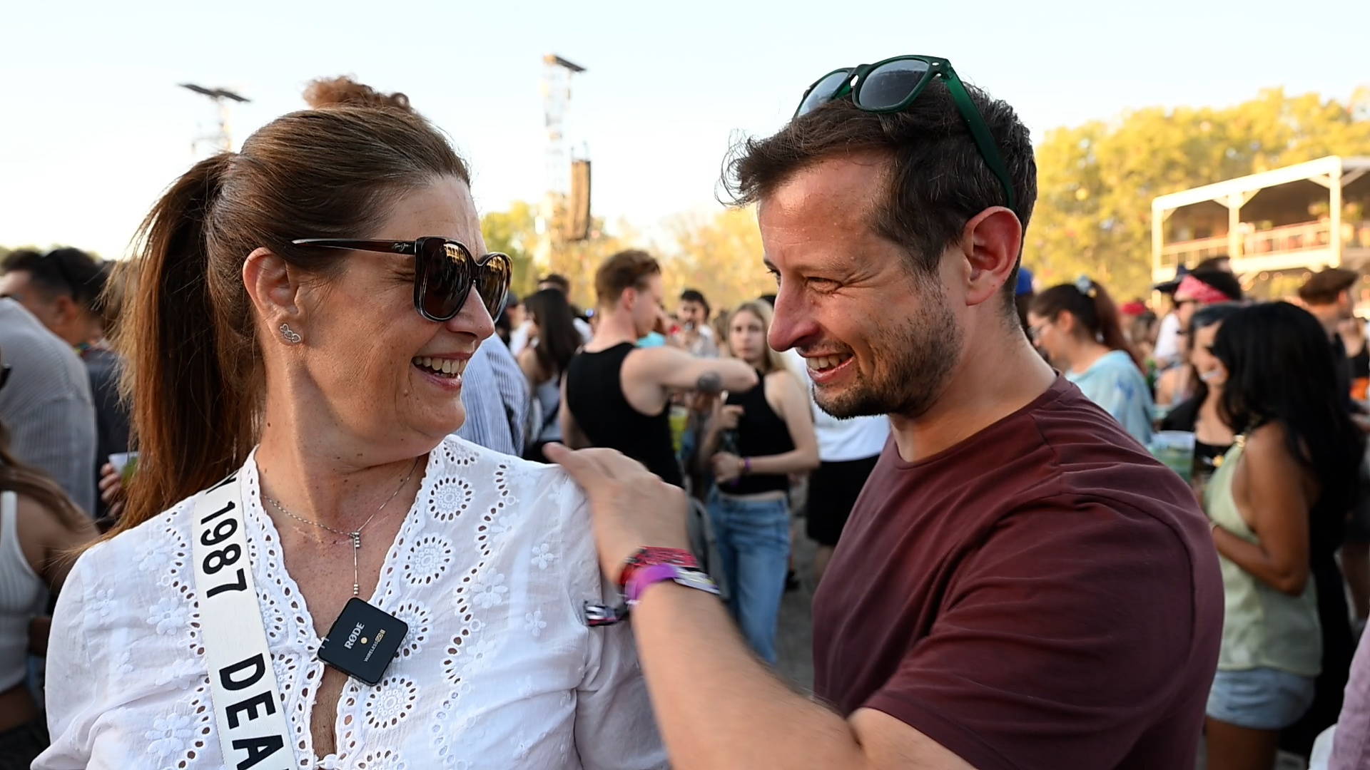 Napszemüveges nő és egy férfi egymásra nevetnek
