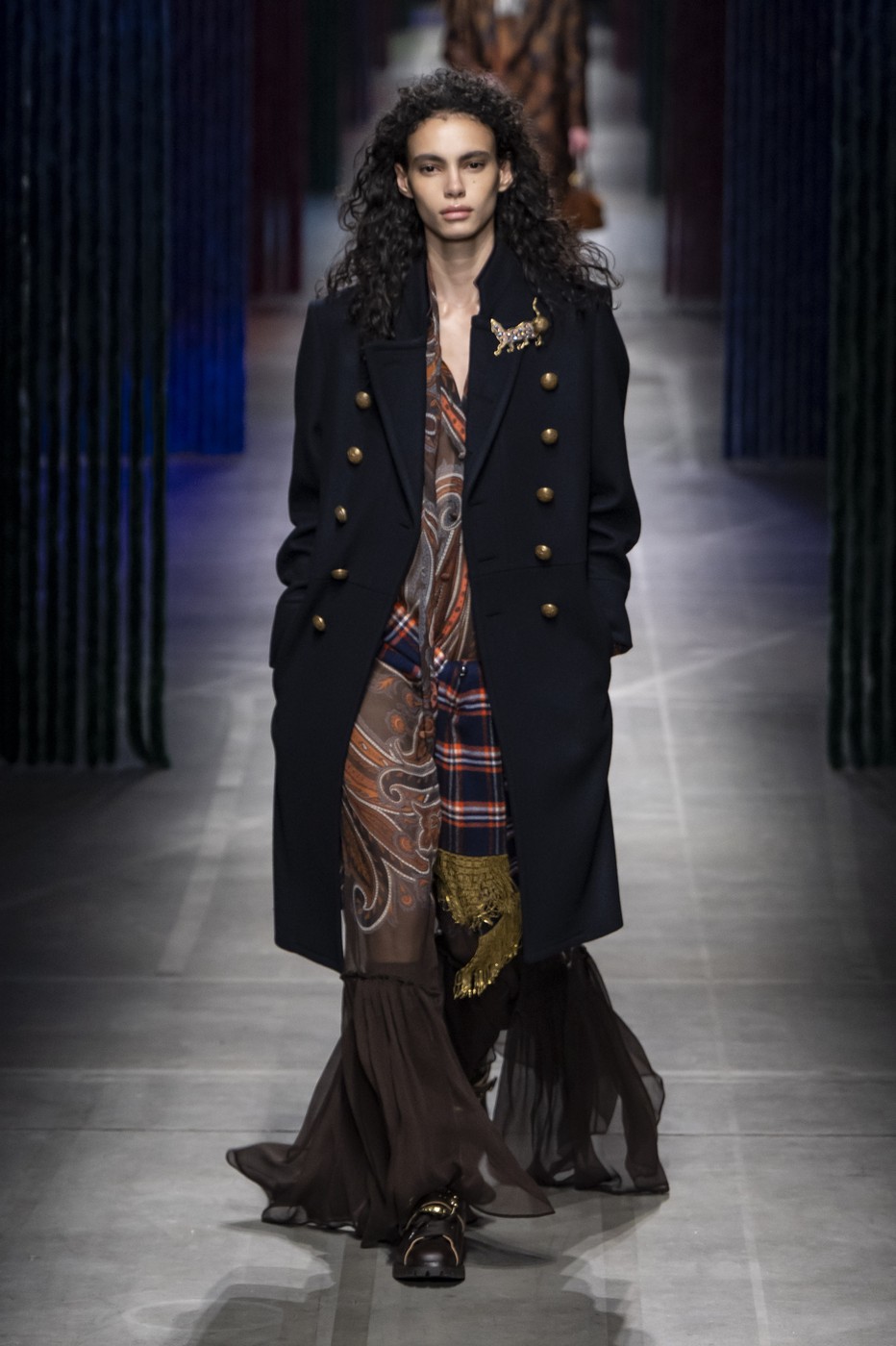 Etro 26/27 AW kollekció egyik modellje a kifutón