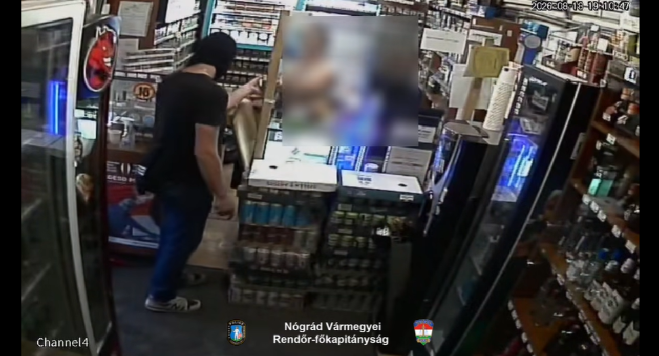 Egy férfi épp egy dohányboltban fecskendővel fenyegeti meg az eladót,