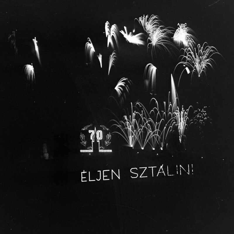 Tűzijáték Éljen Sztálin felirattal